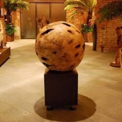 sfera-in-legno-in-mostra
